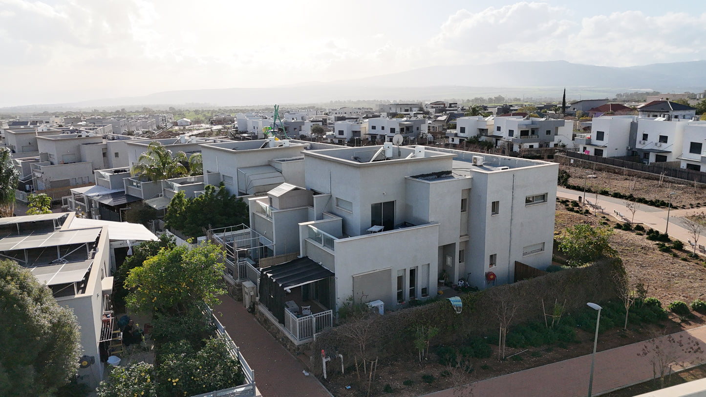למכירה בבלעדיות | בית קרקע דו-משפחתי בקצרין