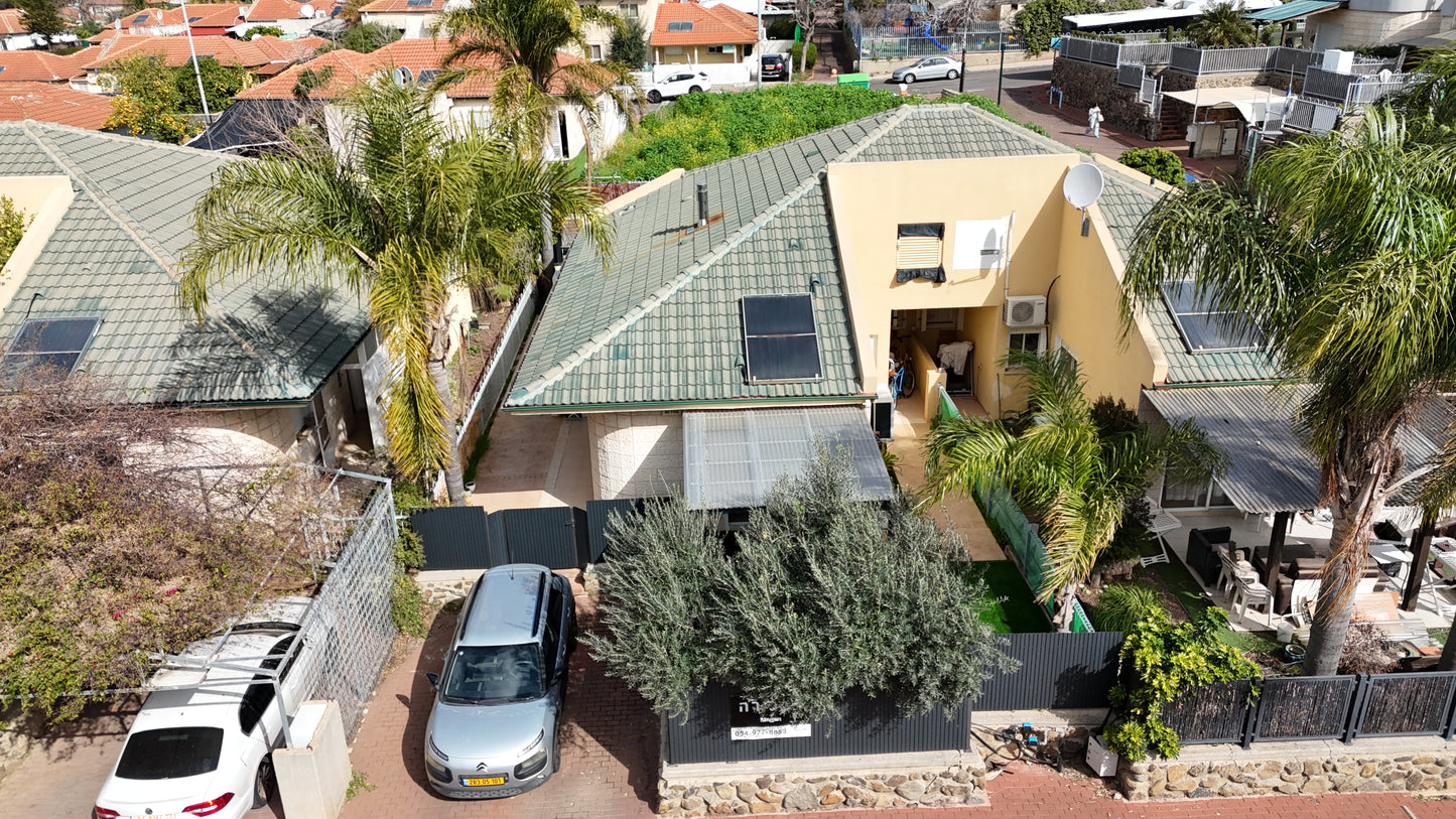 למכירה בבלעדיות | בית דו־משפחתי בקצרין בשכונה שקטה ומטופחת