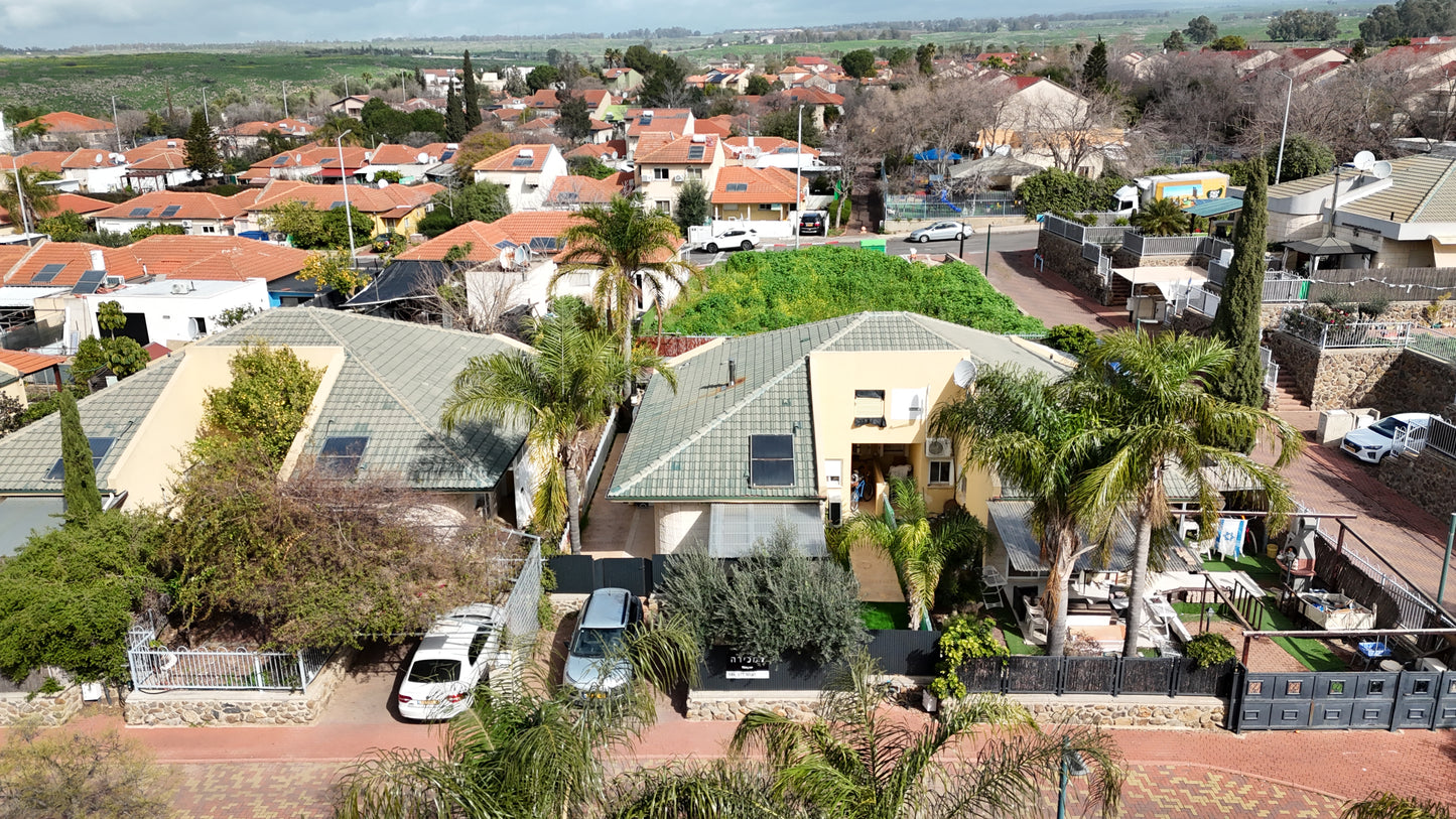 למכירה בבלעדיות | בית דו־משפחתי בקצרין בשכונה שקטה ומטופחת