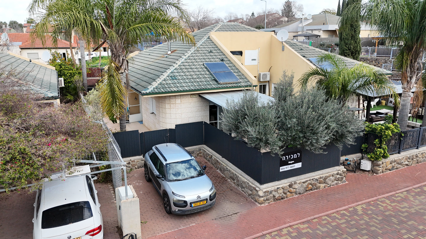 למכירה בבלעדיות | בית דו־משפחתי בקצרין בשכונה שקטה ומטופחת
