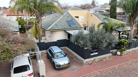 למכירה בבלעדיות | בית דו־משפחתי בקצרין בשכונה שקטה ומטופחת