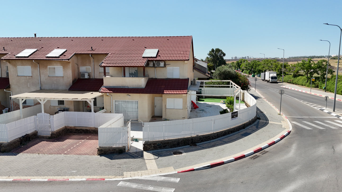 למכירה בבלעדיות | בית קרקע דו-משפחתי בקצרין