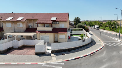 למכירה בבלעדיות | בית קרקע דו-משפחתי בקצרין