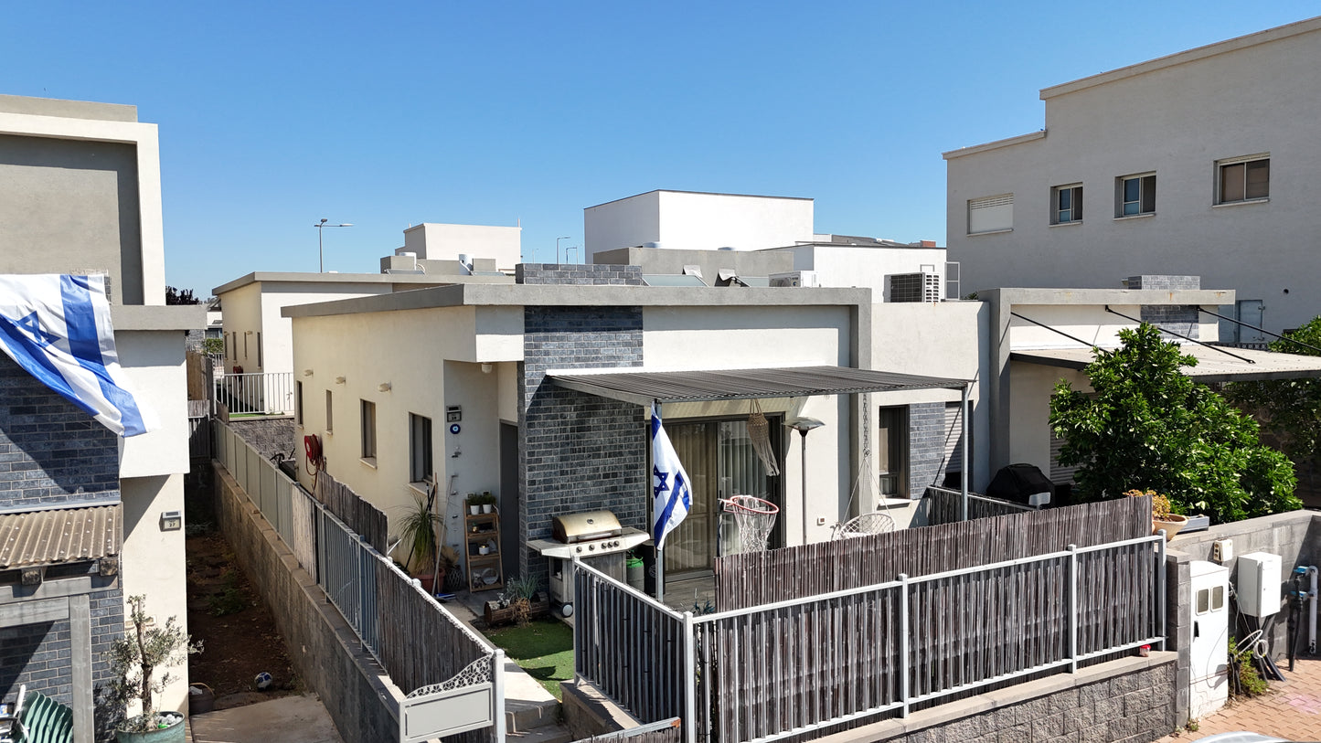 למכירה בבלעדיות | בית קרקע דו-משפחתי בקצרין