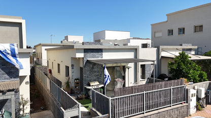 למכירה בבלעדיות | בית קרקע דו-משפחתי בקצרין